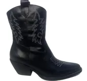 Botas estilo texanas de caña media, confeccionadas en cuero con estampado animal print tipo vaca en blanco y negro. Presentan un diseño de punta fina y taco cuadrado.