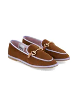 Mocasín friulano de terciopelo marrón con ribetes celestes, tira frontal con hebilla metálica dorada y suela plana.