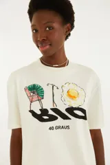 Remera blanca de manga corta y cuello redondo, con estampa frontal ilustrada y la inscripción 'Rio 40 Graus'.