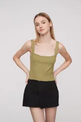 Top blanco de bretel ancho y tejido de punto.