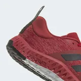 Championes de training Adidas Everyset, color rojo oscuro (vino) con las tres franjas negras. Presentan una parte superior tejida y una mediasuela de doble densidad con espuma EVA.