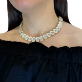 Collar corto dorado con cristales rectangulares engarzados.