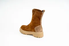 Bota tipo borcego de caña media, confeccionada en una combinación de cuero gamuzado negro y detalles en cuero color suela en la parte trasera y lengüeta. Presenta suela track de goma negra y costuras a la vista.
