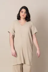 Blusa italiana larga color beige, con escote en V, mangas cortas y diseño plisado.