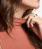 Musculosa de viscosa color celeste, con cuello alto y textura acanalada de corte al cuerpo.