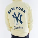Canguro amarillo claro con capucha, cordones blancos y estampado del logo de los New York Yankees en azul marino.