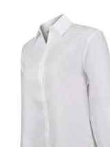 Camisa de manga larga blanca, confeccionada en lino orgánico, con cuello camisero y cierre frontal de botones.