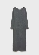 Vestido midi de tejido de punto con cuello barco y manga larga, de diseño entallado.