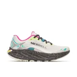 Zapatillas de running todoterreno Merrell Promorph, color blanco con detalles en gris, fucsia, turquesa y verde lima. Cuenta con suela Vibram y mediasuela amortiguada con efecto salpicado.