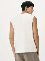 Musculosa beige de corte recto y cuello redondo.