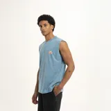 Musculosa marrón con efecto gastado, cuello redondo y logo estampado en el pecho.