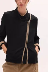 Chaqueta de lino lavado color blanco, con cuello mao, cierre metálico diagonal y detalles en contratono.