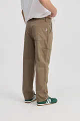 Pantalón cargo baggy color blanco de 100% algodón, con bolsillos laterales y caída suelta de estilo urbano.