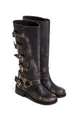 Botas de cuero negro de caña alta con hebillas plateadas y suela de goma.