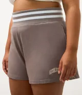 Bermuda deportiva de algodón color marrón topo, con cintura elástica ancha en contraste con rayas blancas y detalle de lettering bordado en el ruedo.