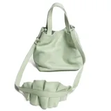 Cartera mini bag de cuero graneado color verde agua, con doble asa de mano y correa larga desmontable que presenta un detalle decorativo de volados. Cuenta con cierre a presión.