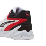Championes de básquet Puma Dagger, diseño multicolor en blanco, rojo y negro, con suela blanca y detalles deportivos.
