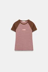 Camiseta de corte slim fit con diseño de rayas horizontales en tonos marrón y rosado. Presenta mangas cortas tipo ranglán en color marrón sólido, cuello redondo y un pequeño texto bordado en el centro del pecho.