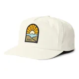Gorra de béisbol color hueso con parche bordado en el frente con un paisaje de playa al atardecer y el logo de la marca Katin.