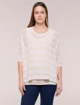Buzo de tejido calado a rayas horizontales en tonos beige y blanco, de corte holgado, mangas cortas y escote redondo. Incluye musculosa interna básica en color beige.