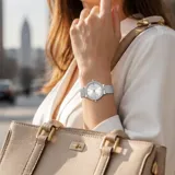 Reloj analógico de mujer con movimiento de cuarzo japonés, caja de aleación metálica con bisel decorado con cristales y malla de acero inoxidable. Diseño elegante y minimalista.