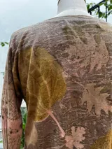 Remera de manga larga con escote en V, confeccionada en jersey de algodón peinado. Tiene detalle de morley en bajo mangas y tajos a los lados. Presenta estampa botánica.