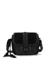 Cartera bandolera negra con solapa frontal combinada en cuero sintético y gamuza. Presenta un diseño estructurado con cierre de solapa, detalles de tachas metálicas y un colgante de flecos en el lateral.
