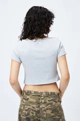 Remera cropped color crudo, de ribb con escote cuadrado y manga corta.