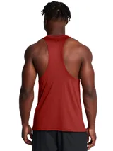 Musculosa deportiva Under Armour de la línea Vanish, color rojo ladrillo, con cuello redondo y logo de la marca estampado en el centro del pecho. Confeccionada en tejido técnico elástico y transpirable con tecnología de control de olores.