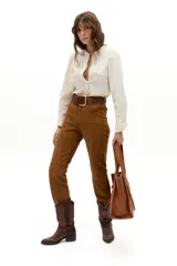 Camisa de corduroy color crudo, con cuello mao, cierre frontal con botones de nácar, mangas largas y detalle de tablas en los hombros que aportan volumen.