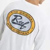 Remera de manga larga color gris, con cuello redondo y pequeño logo de la marca Reef estampado en color amarillo sobre el pecho.