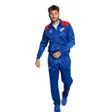 Conjunto deportivo azul con detalles en rojo y blanco, compuesto por campera con cierre y pantalón largo. La campera tiene cuello alto, cierre frontal, bolsillos laterales, puños y cintura elastizados, y el logo de Umbro y el escudo del Club Nacional de Football bordados en el pecho. El pantalón tiene cintura elástica con cordón ajustable, bolsillos laterales y el logo de Umbro bordado en la pierna.