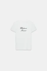 Camiseta blanca de corte regular fit, cuello redondo y manga corta, con texto estampado en negro en la parte delantera.