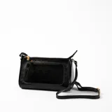 Bandolera negra con correa ajustable y bolsillo frontal con cierre.