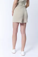 Short de punto color beige con lurex.