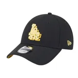 Gorra New Era modelo 9FORTY con visera curva, color negro con bordado del logo de Los Angeles Dodgers en amarillo y blanco. Presenta cierre ajustable en la parte posterior y detalle de color amarillo en la parte inferior de la visera.
