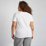 Camiseta blanca de punto con cuello redondo y mangas cortas.