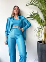 Pantalón turquesa de corte palazzo con cintura elastizada, confeccionado en tejido brillante.