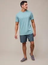 Short de baño azul con cintura elástica blanca y cordón ajustable.