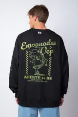 Buzo negro de corte oversize con cuello redondo y mangas largas. Presenta un pequeño logo estampado en el pecho y un diseño de empanadas y textos en la manga.