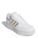 Championes Adidas modelo Hoops 3.0 Bold de corte bajo con plataforma. Presentan un diseño inspirado en el básquetbol, con exterior sintético blanco y las icónicas tres tiras laterales en color dorado metalizado. Cuentan con suela tipo cupsole y cierre mediante cordones.