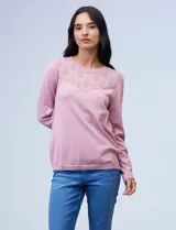 Buzo tejido en hilado fino color rosado, marca Tint & Shadow. Delantera con detalle bordado y calado.