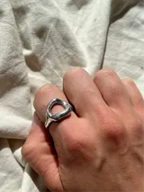 Anillo de plata 925 con diseño minimalista que combina formas geométricas y orgánicas.