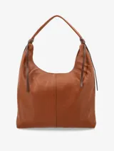 Cartera tipo saco de cuero suave, de diseño amplio y relajado, con asa para llevar al hombro, tiras anudadas a los lados y cierre.