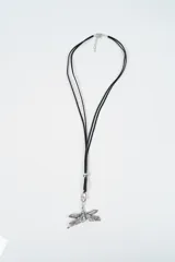 Collar largo con cordón negro doble y dije central de libélula en metal plateado.