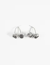 Aros colgantes plateados de acero quirúrgico hipoalergénico con forma de argolla y dije de cuentas facetadas.