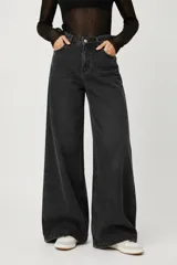 Pantalon jean de tiro alto y corte wide leg, color gris oscuro, con bolsillos laterales y traseros.