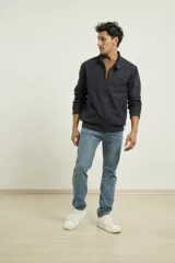 Campera estilo bomber color verde oscuro, con cierre metálico, dos bolsillos externos con cierre y un bolsillo interno.