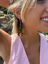 Aros colgantes con gancho de acero quirúrgico, coral de plástico verde y perlas sintéticas rosas.