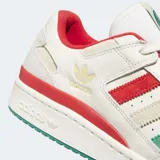 Championes Adidas Forum Low CL de estilo urbano inspirado en el básquet. Presentan un exterior de cuero y material sintético en color crema, con las icónicas tres tiras laterales en rojo, crema y verde. Incluyen detalles en dorado, forro interior rojo y suela de caucho en color verde.